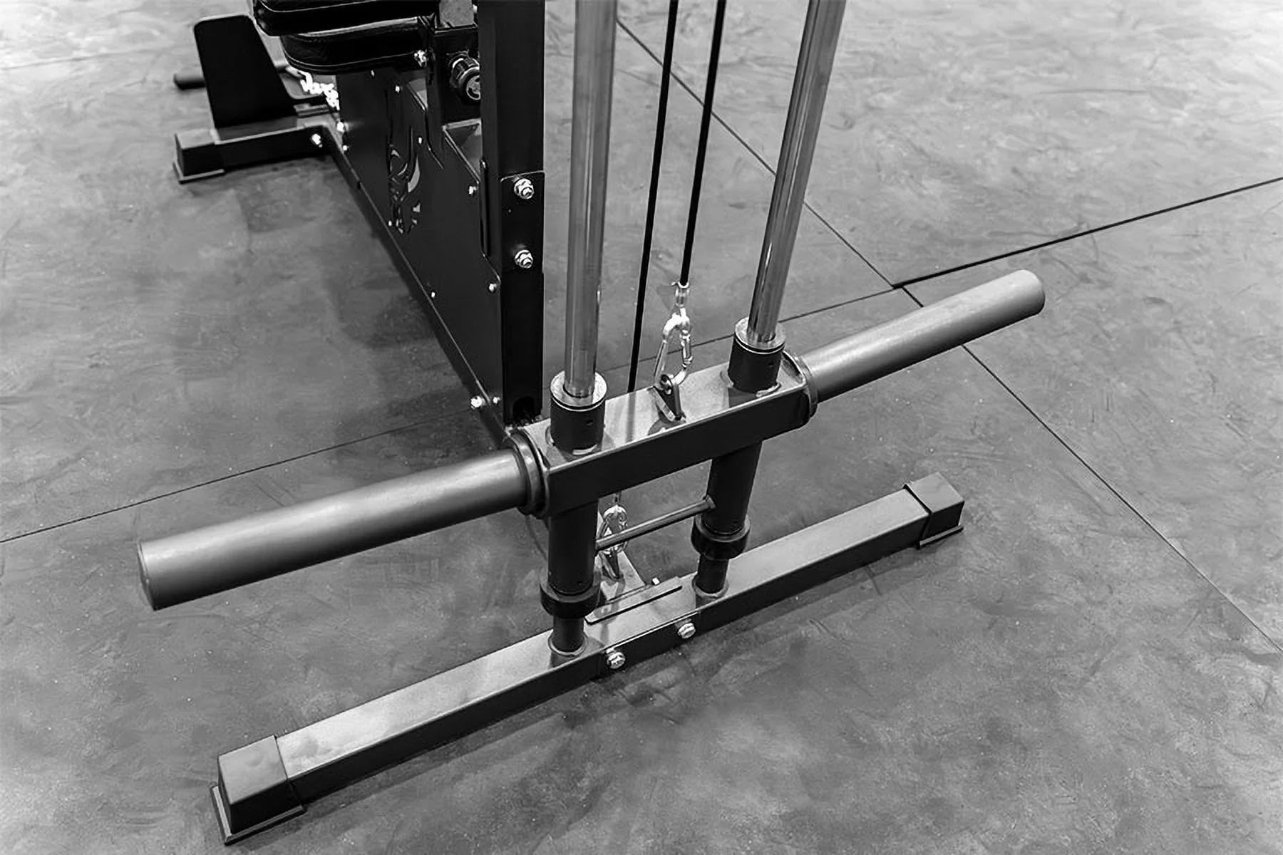 BOLT HUNTER: Plate-Loaded Lat-Pulldown/Low-Row Combo